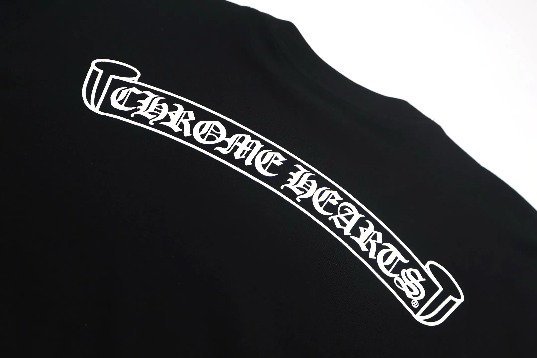 🅿️360 [Exclusive supply] CH Crow Heart Pocket Scroll Long Sleeve T-shirt. The fabric is lightly brushed cotton 180g. The upper body is super skin-friendly and soft. The original main label wash mark, silver thread anti-counterfeiting laser, purchased the original version for development. 1:1 restoration, glue printing is consistent with the original version. They are all black and cyan (green light), not the ordinary black fake version in the market. The collar thread is also dyed in the same vat. Size:S-M-L